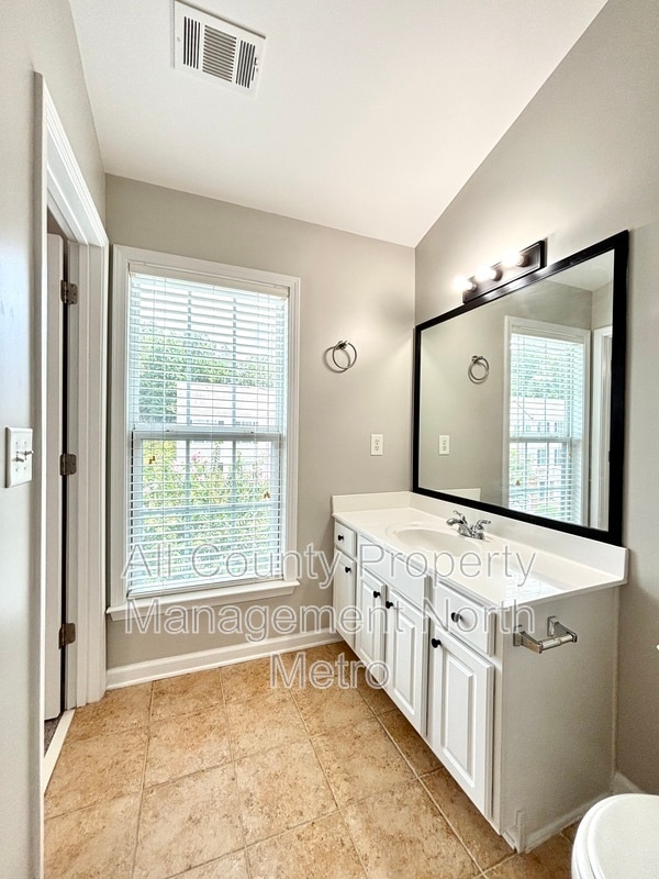 Building Photo - 1033 Thornborough Dr