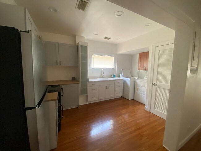 Building Photo - Large house with ample parking, located in Victoria Park, close to US 1 and Broward Blvd.