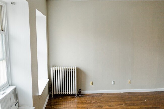 Building Photo - Spectacular Studio Located Where Brooklyn Heights Meets Cobble Hill!