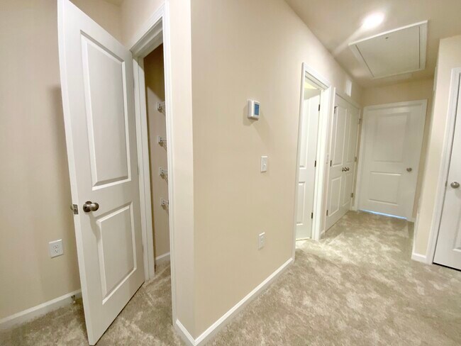 Building Photo - 836 Falls Grove Trl