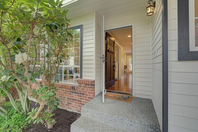 Building Photo - 5Bd/3.5Ba Newcastle House