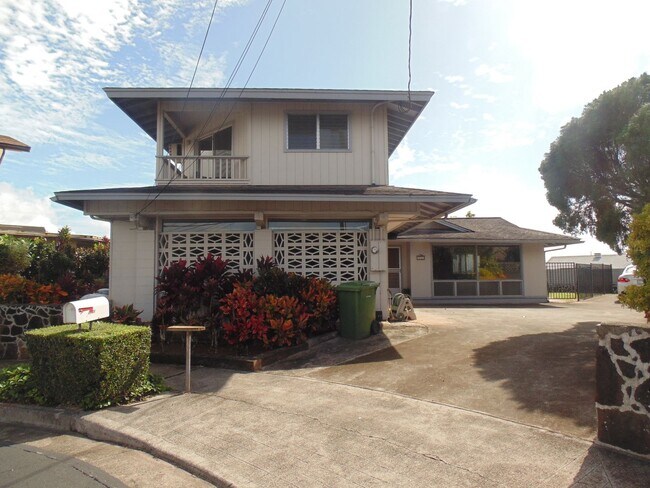 Building Photo - Large partly furnished house in Pearl City - PET FRIENDLY!