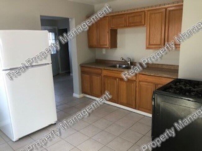 Building Photo - Updated Hessville 3 Bedroom Ranch