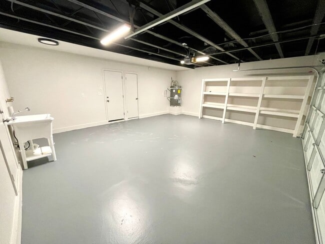 Building Photo - Gorgeous 2-Story Home with Golf Course Views and Modern Amenities!