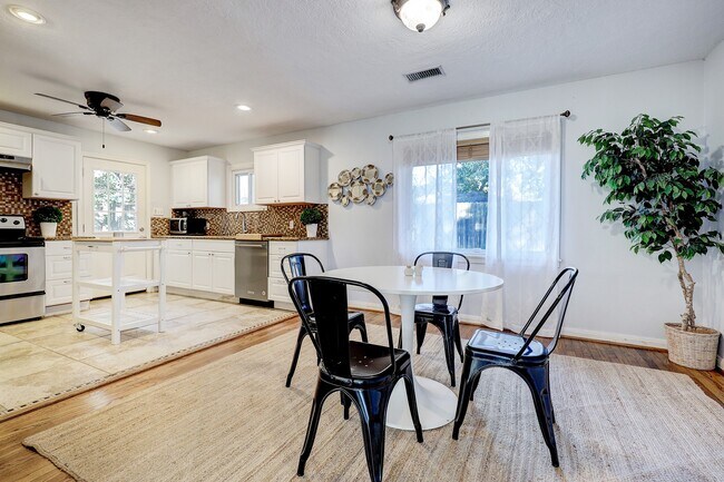 Building Photo - 1070 Lamonte Ln