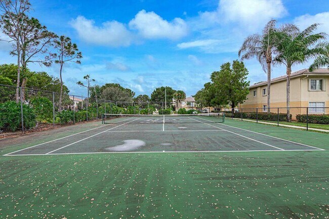Building Photo - 1400 Crestwood Ct S