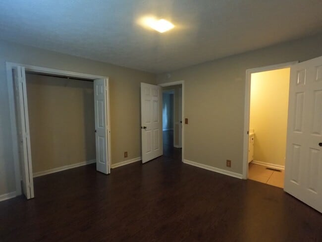 Building Photo - 705 Heritage Square Dr