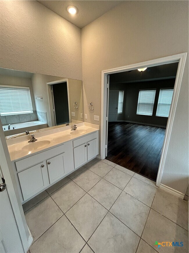 Building Photo - 724 Stonemanor