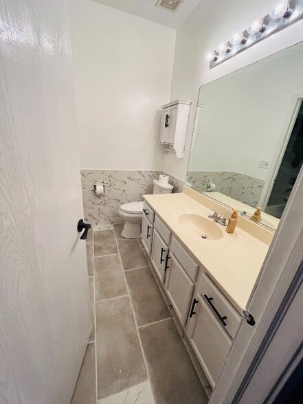 Building Photo - 2541 Stonybrook Dr