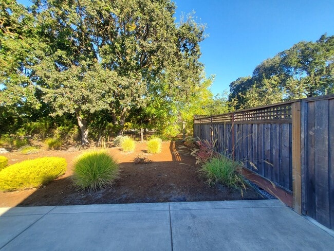 Building Photo - Nature Lover's Newer 1 bedroom single fami...