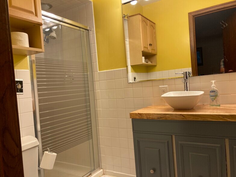 Master Bath - 3080 Perrot Ave S