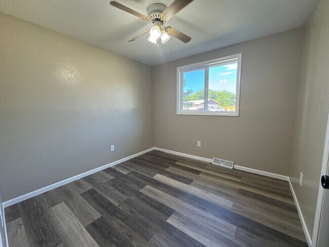 Building Photo - 3 Bedroom Home