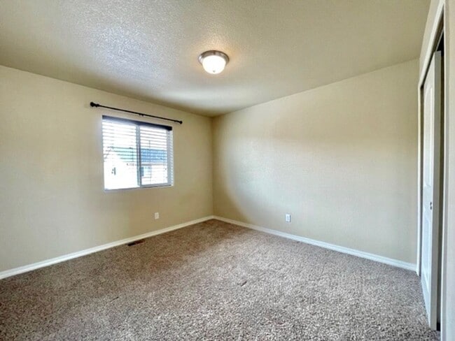 Building Photo - 2 Story Home with 3 Bed, 2.5 Bath, 2 Car G...