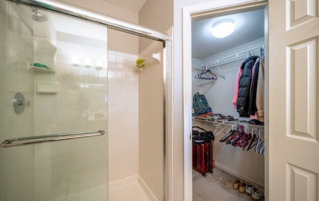 Building Photo - Comfortable Condo Living in Convenient Alexandria Location