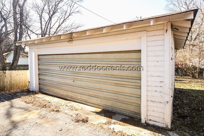 Building Photo - Coming Soon! 2 Bedroom/ 1.5 Bath Forest Hi...