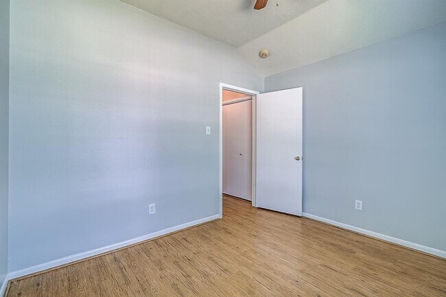 Building Photo - 4826 Linden Pl