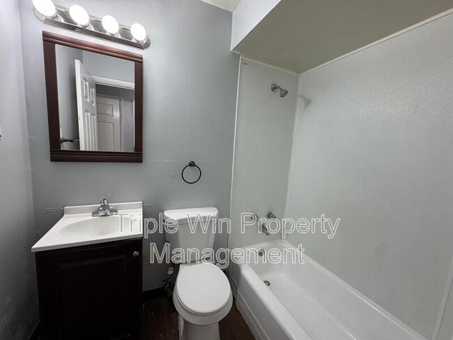 Building Photo - 220 Falcon Dr