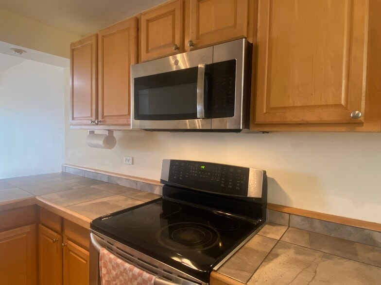 Kitchen-1 - 531 Hahaione St