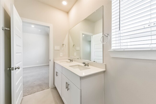 Building Photo - 583 Avisa Dr