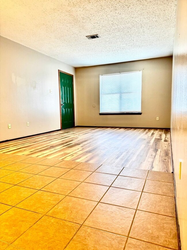 Building Photo - Oakview Condos