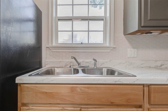 Building Photo - 607 N Speed St