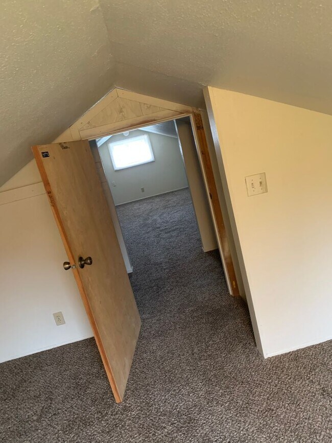 Building Photo - Updated 4 Bedroom ~ 1 Bathroom House Near ...