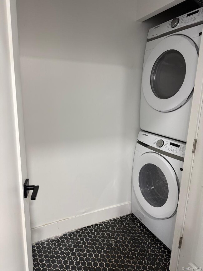 Building Photo - 39-39 Crescent St