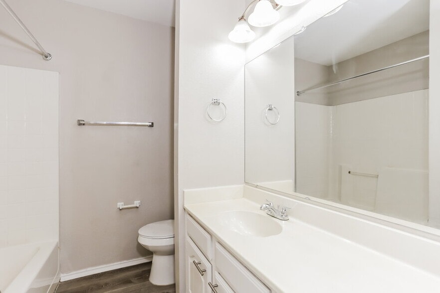 Building Photo - 950 Silver Streak Dr