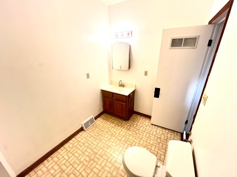 Building Photo - 3027 W Mount Vernon Ave