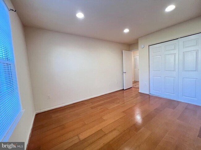 Building Photo - 782 Quince Orchard Blvd