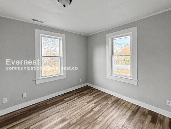 Building Photo - 4 Bed/1 Bath Home with On-Street Parking / Pet-Friendly / Vouchers Accepted / Available Now!