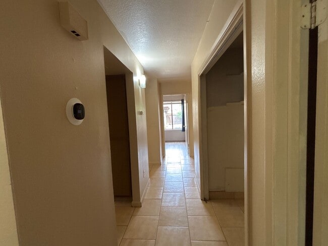 Building Photo - CHARMING 3 BEDROOM 2 BATHROOM SINGLE-STORY IN STOCKTON!