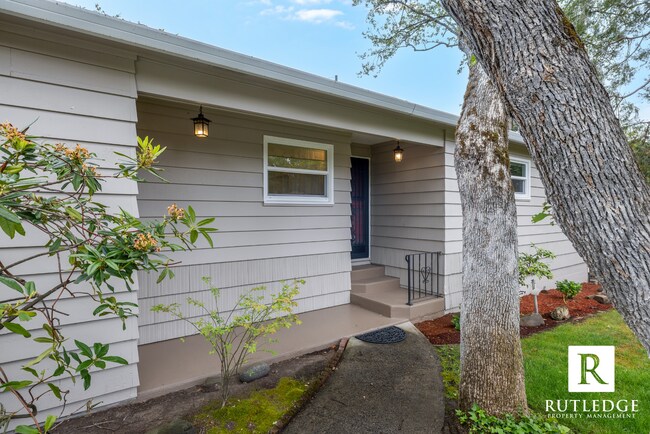 Building Photo - East Medford Charm