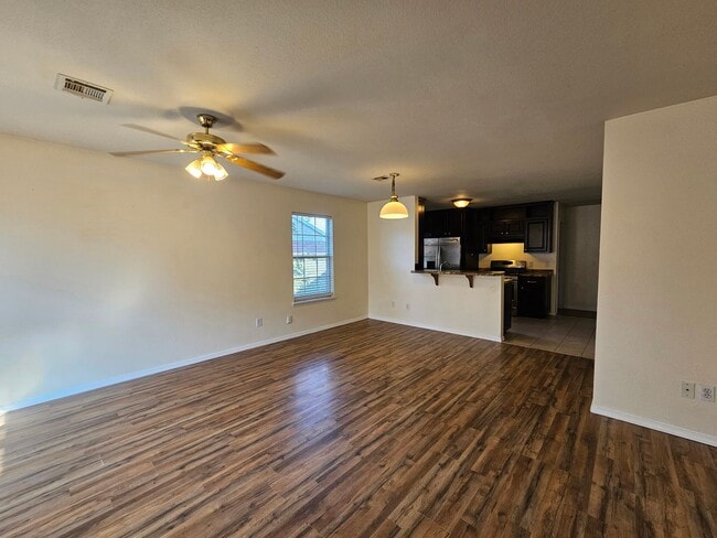 Building Photo - (3) Bed (2) Bath in Noble Avail NOW!