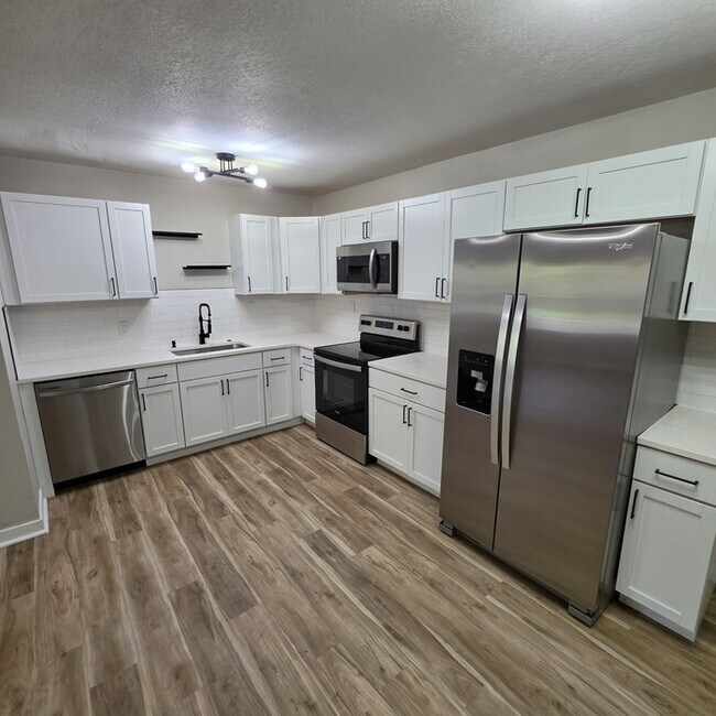 Building Photo - Beautiful 4 bedrooms and 2 full baths home located on E 113th St in Kansas City, MO