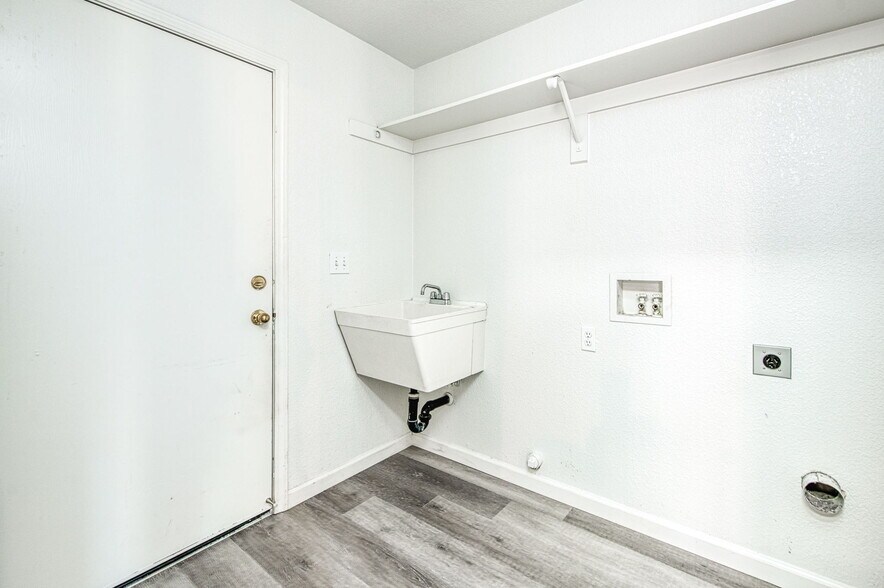 Building Photo - 1708 E Chelsea Dr