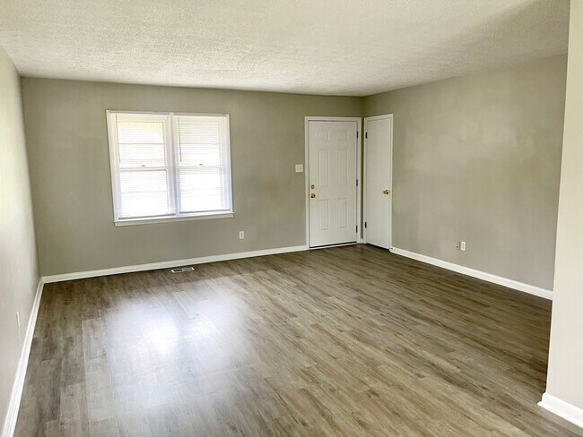 Building Photo - Welcome to this charming 4 bedroom, 2 bath...