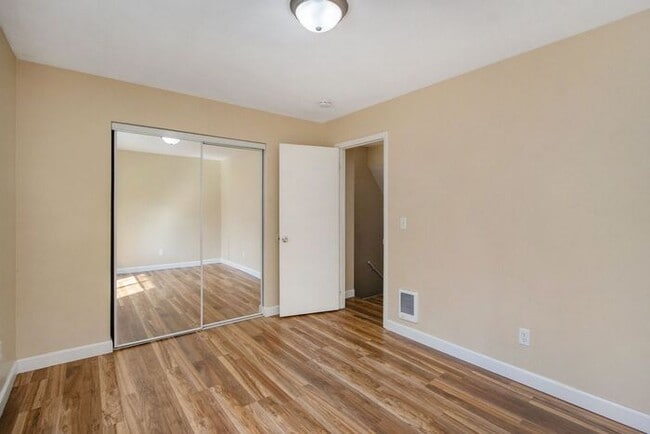 Building Photo - 2-Bed/1-Bath Town House, 850 sq. ft. - Ask...