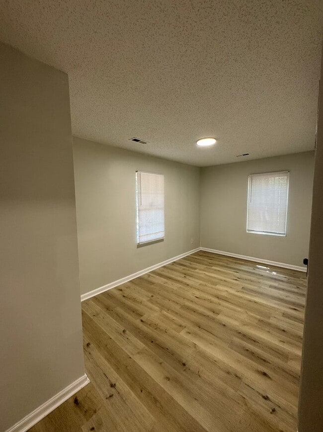 Building Photo - 3bed/2bath freshly renovated home!
