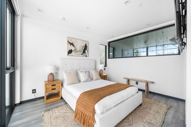 Building Photo - 838 California Ave