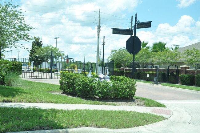 Building Photo - 7948 Edgewood Forest Dr