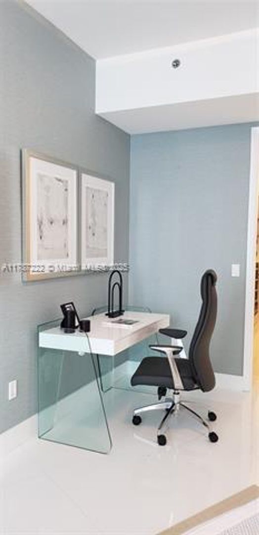 Building Photo - 15811 Collins Ave