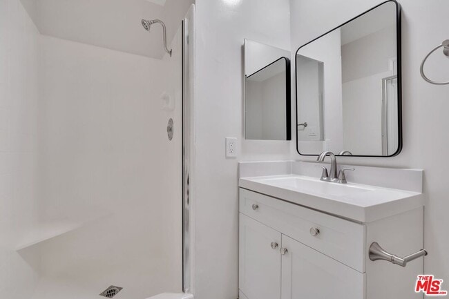 Building Photo - 1110 S Oakhurst Dr