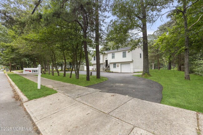 Building Photo - 741 Lakehurst Ave