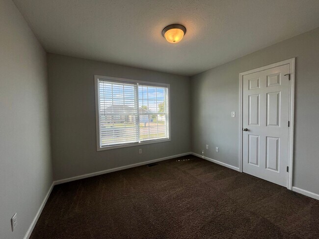 Building Photo - 306 Deluth Dr