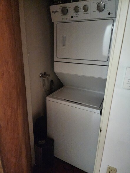 W/d unit in downstairs bedroom with direct patio access - 2635 Hollyridge Dr