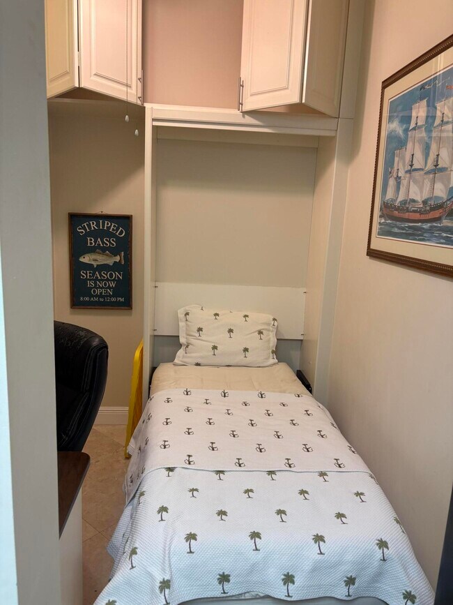 Building Photo - 14 Harbour Isle Dr W