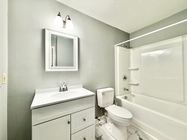 Building Photo - Charlestown Square Updated 2-Bedroom