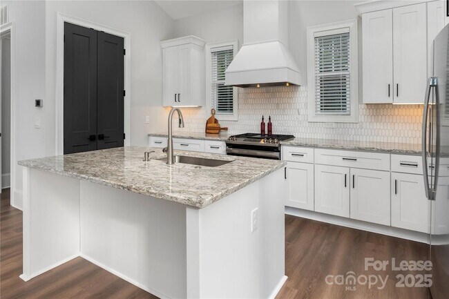 Building Photo - 805 Naples Dr