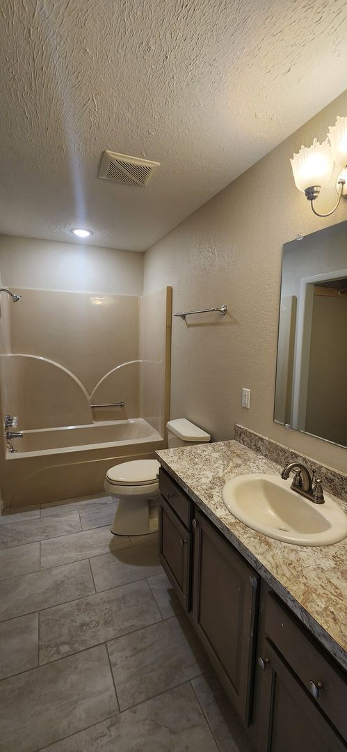 Building Photo - Right in the heart of Crossville *Complete...